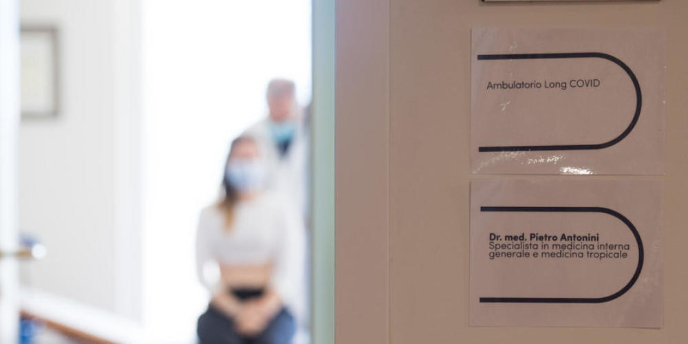 Long Covid: Nach der akuten Phase der Corona-Infektion leiden einige Betroffene monatelang unter anderem an Atem-, Herz-, Haut- und Nierenproblemen.