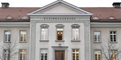 Der ehemalige Inhaber einer Abschleppfirma musste sich am Montag vor dem Bezirksgericht Bülach verantworten. Ihm werden unter anderem Nötigung, Erpressung und Betrug vorgeworfen.  (Archivbild)