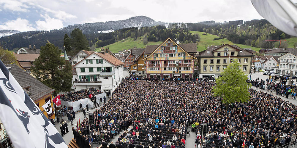 Nach den Absagen von 2020 und 2021 soll die Innerrhoder Landsgemeinde im kommenden April wieder im gewohnten Rahmen auf dem Landsgemeindeplatz in Appenzell stattfinden. (Archivbild)