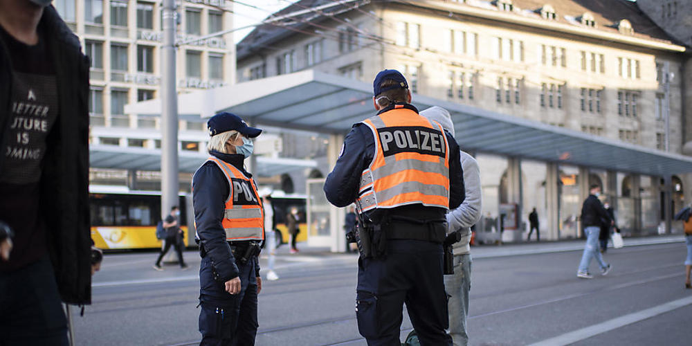 Im Kanton St. Gallen soll die Polizei künftig Kontrollen von Personen vornehmen können, auch wenn kein konkreter Verdacht vorliegt. (Archivbild)