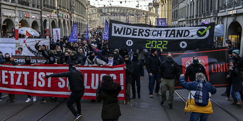 Nicht nur Massnahmen-Gegner, sondern auch Neonazis demonstrierten in Bern.