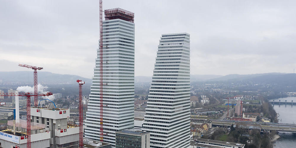 Der Basler Pharmakonzern Roche erhöht die Dividende. Auf dem Bild: Die Roche-Türme in Basel (Archivaufnahme).
