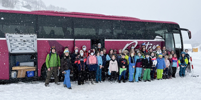 Obwohl nur wenig Zeit für Anmeldung und Vorbereitung blieb, standen am frühen Morgen des 1. Februars über 30 Schülerinnen und Schüler mit Ski- und Snowboardausrüstung bereit und los ging die Fahrt ins Glarnerland.