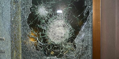 Die Täter schlugen mit einem Hammer schlugen gegen die Schaufensterscheibe des Geschäfts