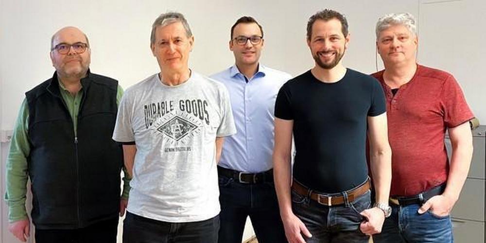 Die Findungskommission für den neuen Gemeindepräsidenten (von links): David Keel (Grüne), Damian Herrsche (SP), Adrian Knechtle (Die Mitte), Reto Metzler (FDP und Präsident der Findungskommission) und Benno B.A.Stadler (glp). Die SVP-Vertretung fehlt auf dem Bild.