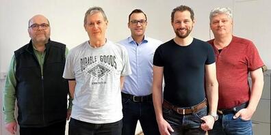 Die Findungskommission für den neuen Gemeindepräsidenten (von links): David Keel (Grüne), Damian Herrsche (SP), Adrian Knechtle (Die Mitte), Reto Metzler (FDP und Präsident der Findungskommission) und Benno B.A.Stadler (glp). Die SVP-Vertretung fehlt auf dem Bild.