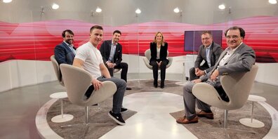 Beim «China-Club» im Uhrzeigersinn: Snowboarder Nevin Galmarini, Teilnehmer Olympische Winterspiele Peking 2022, Professor Ralph Weber, Universität Basel, Nationalrat Fabian Molina, Moderatorin Barbara Lüthi, Nationalrat Roland Rino Büchel und Felix Sutter, Präsident der Wirtschaftskammer Schweiz-China.