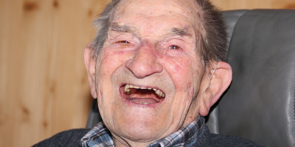 Andres Däscher hat gut lachen. Auch als 102-Jähriger geniesst er das Leben. 
