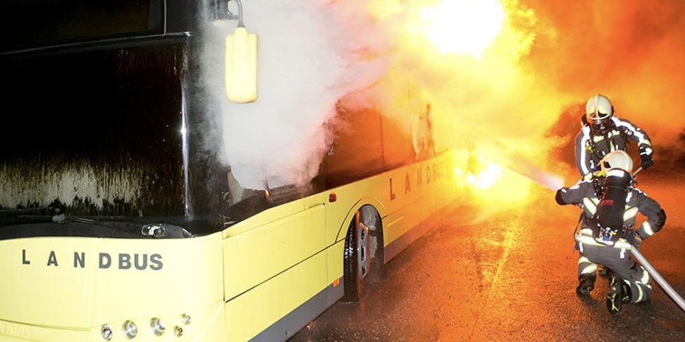 Dieser Linienbus geriet um drei Uhr morgens in Vollbrand