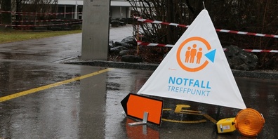 Der Weg zum Notfalltreffpunkt – hier zu demjenigen im Hinwiler Schulhaus Meiliwiese – ist gut ausgeschildert.