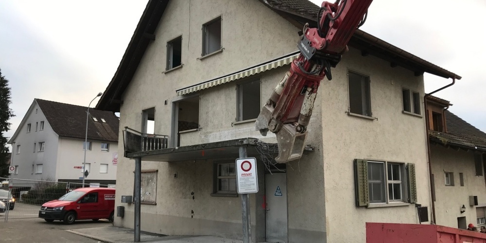 Die Abbrucharbeiten bei der "Linde" in Grüt ZH haben begonnen.