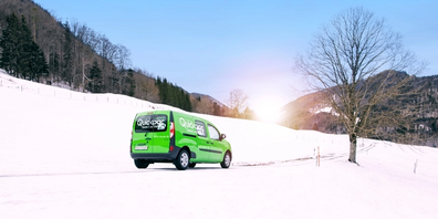 Ein elektrisches Quickpac Zustellfahrzeug im Kanton Solothurn unterwegs.