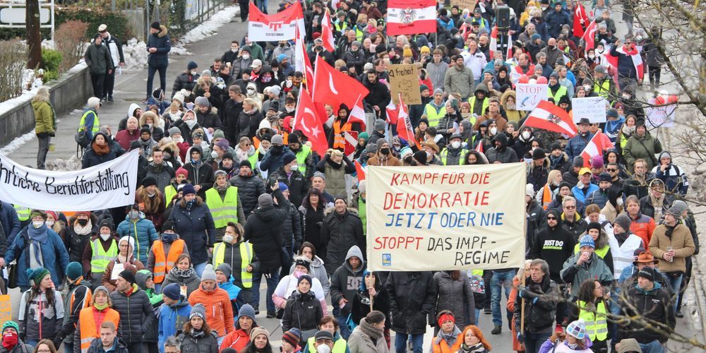 Eigentlich nur konsequent: ohne Masken gegen Masken demonstrieren