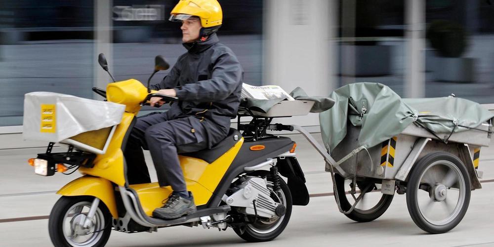 Der Briefträget kommt für die Postgeschäfte ins Haus