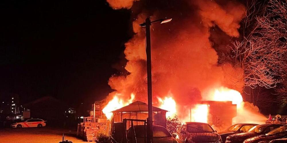 Bei dem Containerbrand in Arbon wurden vier Autos in Mitleidenschaft gezogen.
