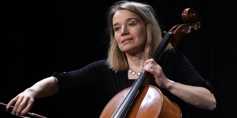 Vera Bauer, Sprecherin und Musikerin, macht mit ihren Bühnenstücken Lebensthemen grosser Autorinnen und Autoren lebendig