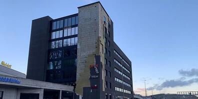 Weil sich an einem Gebäude in Winterthur grosse Teile der Fassadenisolation gelöst hatten, musste die Zürcherstrasse gesperrt werden.