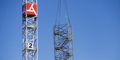 Auf einer Stadtzürcher Baustelle fiel am Montagmorgen ein Bund Armierungseisen von einem Kran. (Symbolbil)