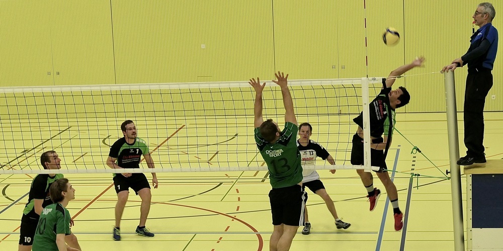 Spielertrainer Louis Rupf bei einem Schmetterschlag