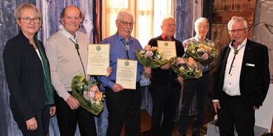 Die neuen Ehrenmitglieder (v. l.): Willi Giger, Florian Zogg, Peter Weber, Urs Auer; links aussen Ehrendame Ursula Schönenberger und rechts aussen Robert Signer.
