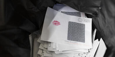 Bei der Stadt Zürich sind bereits 33,4 Prozent aller Wahlcouverts eingetroffen. Im Bild Couverts einer früheren Wahl, eines aus unbekannten Grünen mit Lippenstiftabdruck. (Archivbild)