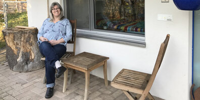 Prisca Stucki vor ihrem Bed & Breakfast in Grüt.