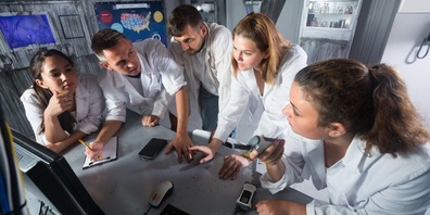 Es braucht viel Spürsinn und Teamwork, um einem Ecsape Room zu entkommen. (Symbolbild)