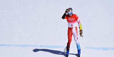 Marco Odermatt greift sich nach seinem Ausscheiden im olympischen Super-G an den Kopf.