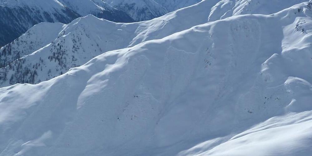 HANDOUT - Der Lawinenkegel nach einem Lawinenabgang an der tirolerisch-schweizerischen Grenze in Spiss (Bezirk Landeck). Foto: Unbekannt/POLIZEI TIROL/APA/dpa - ACHTUNG: Nur zur redaktionellen Verwendung im Zusammenhang mit der aktuellen Berichter...