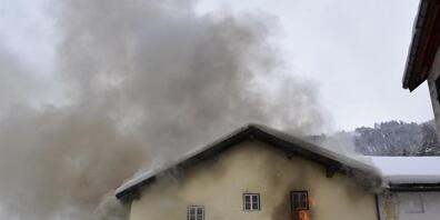 Die Flammen loderten im alten Engadinerhaus trotz stundenlangem Feuerwehreinsatz immer wieder auf.