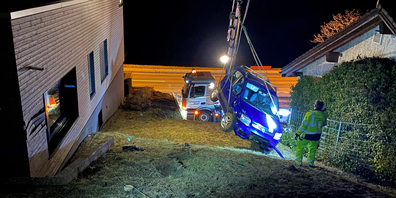 Das Fahrzeug musste mit dem Kran abtransportiert werden.