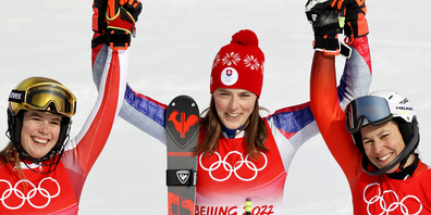 Wendy Holdener mit Zweitplatzierter Katharina Liensberger und Siegerin Petra Vlhova.