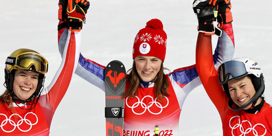 Wendy Holdener mit Zweitplatzierter Katharina Liensberger und Siegerin Petra Vlhova.
