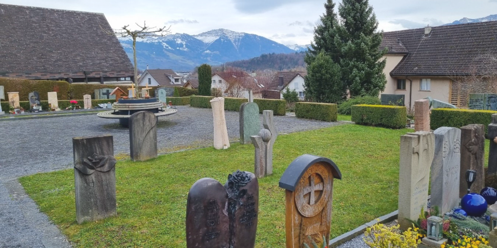 Mit Zustimmung der Angehörigen werden seit einigen Jahren einzelne Grabsteine auf den Grünflächen zu gestalterischen Zwecken belassen.