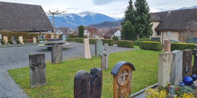 Grabsteine und Gräber auf dem Friedhof Schmerikon. (Archivbild)
