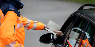 Eine Verkehrskontrolle ist einem Einbrecher in Winterthur zum Verhängnis geworden. Er stieg kurzerhand aus dem Auto aus und rannte davon. (Symbolbild)
