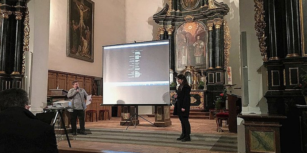 Lockern den Filmevent mit einem Referat auf: Nadja Ackermann (links) im Gespräch mit Maria Anrig.