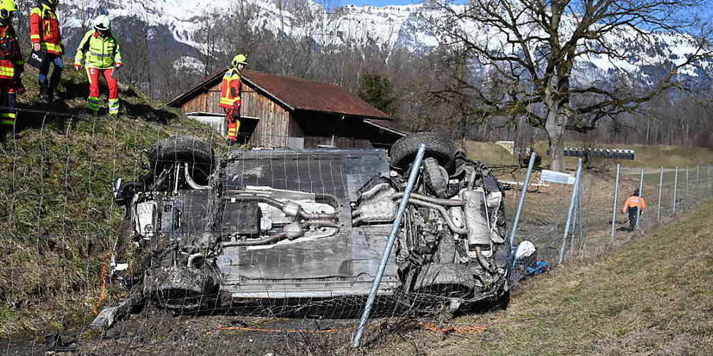 Das Auto der 35-jährigen Frau hatte sich am Mittwochvormittag überschlagen und war auf der Seite liegend zum Stillstand gekommen.