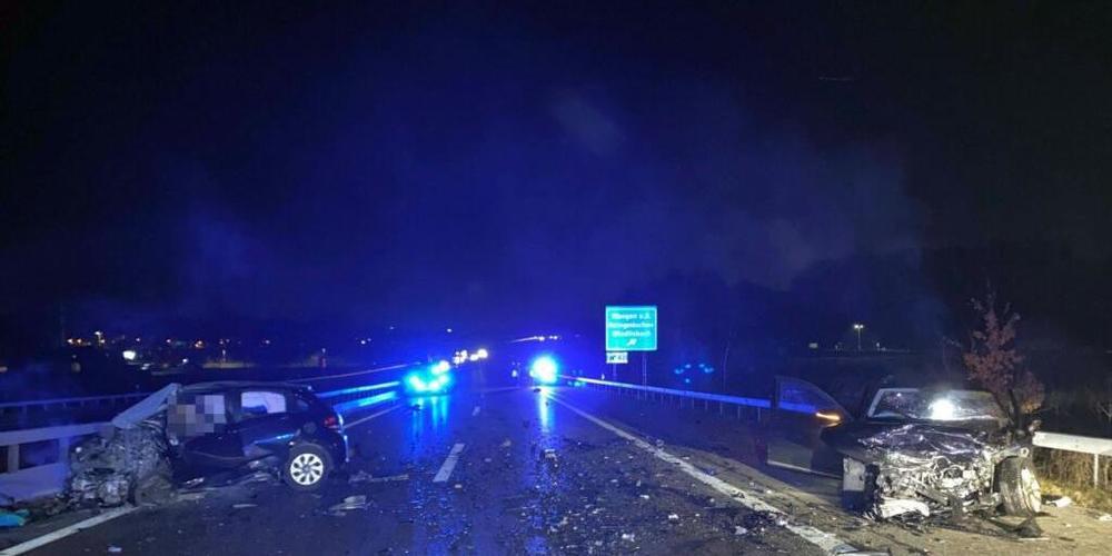 Spuren der wuchtigen Kollision des Geisterfahrers mit einem entgegenkommenden Auto auf der A1 bei Wangen an der Aare BE: Der 70-jährige Lenker kam ums Leben.
