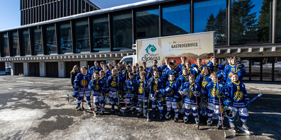 Aline Bass (links aussen) und der Nachwuchs des HCD freuen sich über die Partnerschaft des HC Davos und der Albert Spiess AG, deren Logo unübersehbar auf den Hosen zu sehen ist. 