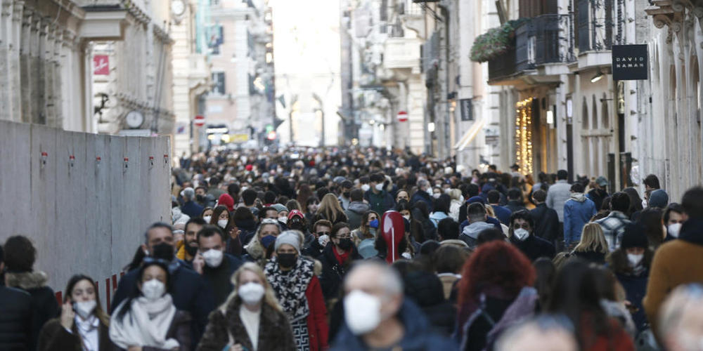 Einige Menschen gehen in Rom einkaufen. Foto: Cecilia Fabiano/LaPresse via ZUMA Press/dpa
