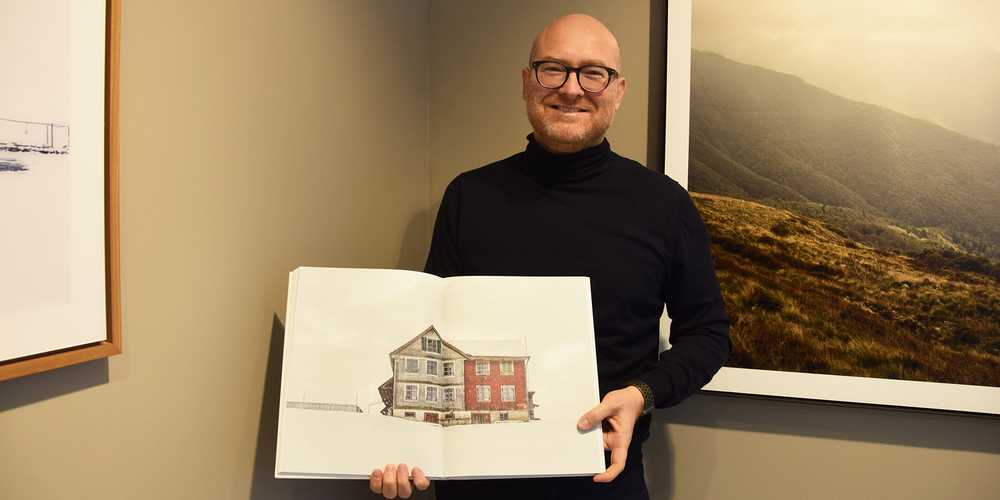 Patrick Lambertz mit einem Mock-up seines Buchs «Chalets of Switzerland», das bald erscheinen soll.