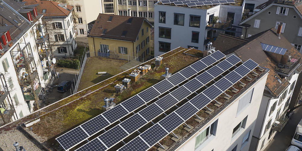 Die Grünen fordern eine Solaroffensive für den Kanton St. Gallen. Auch bestehende Bauten sollen bis spätestens 2035 mit  Photovoltaikanlagen ausgestattet werden müssen. (Symbolbild)