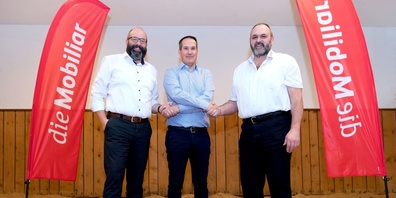 Jakob Kamm (links), Patric Deflorin und Hansruedi Hauser (Präsident des Trägervereins) freuen sich auf eine langjährige Partnerschaft.