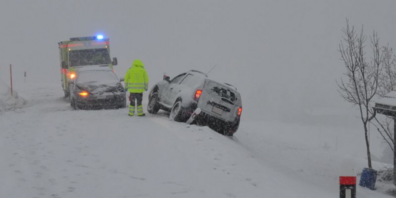 Der Personenwagen musste gegen das Wegrutschen im Steilhang gesichert werden.