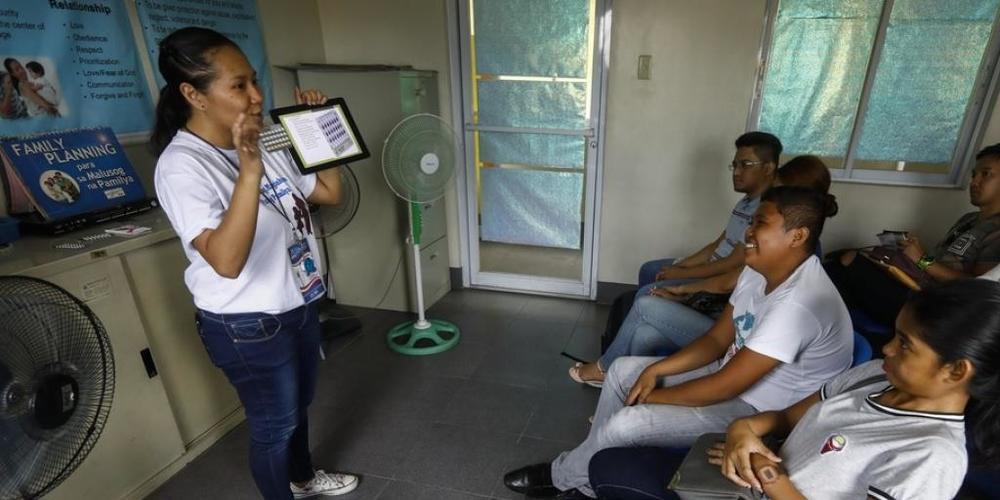 Aufklärungsstunde in Manila für Spitalpersonal über Verhütung. Gemäss einer gross angelegten Metastudie der WHO werden bei der Sexualaufklärung Lust und Freude vernachlässigt und stattdessen Ängste geschürt (Symbolbild)