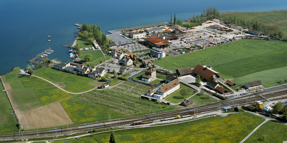 Was mit Steinfabrik-Areal in Pfäffikon dereinst passiert, ist höchst ungewiss. Die Kanti wird aber kaum dort zu stehen kommen. (Bild: Keystone)