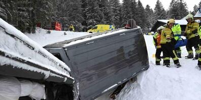 Das Auto des 65-jährigen Lenkers rutschte den Hang hinab und prallte in das Dach eines Ferienhauses.