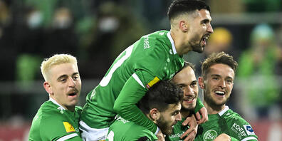 Die St.Galler bejubeln das 2:1 von Jérémy Guillemenot (2. von rechts)