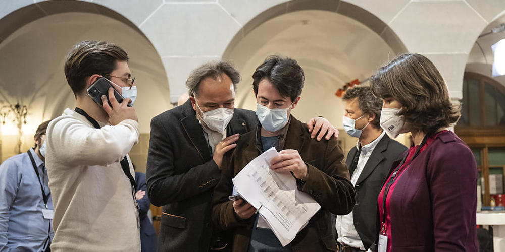 SP, Grüne und AL verfügen im Stadtparlament weiterhin über die absolute Mehrheit: Oliver Heimgartner (SP), Markus Knauss (Grüne) und Davy Graf (SP) sowie die neue SP-Stadträtin Simone Brander verfolgen im Zürcher Stadthaus die eintreffenden Wahlre...